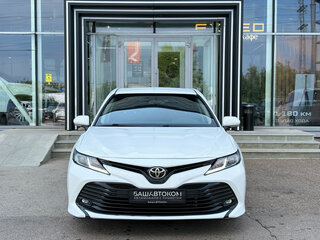 2019 Toyota Camry VIII (XV70), белый, 2015000 рублей, вид 3