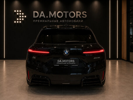 2025 BMW iX xDrive45 I (I20) Рестайлинг, чёрный, 12190000 рублей, вид 3