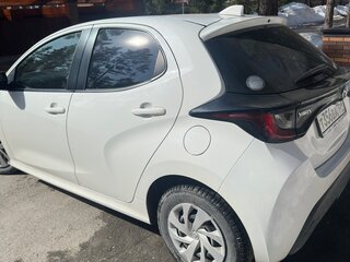2020 Toyota Yaris IV, белый, 1100000 рублей, вид 3