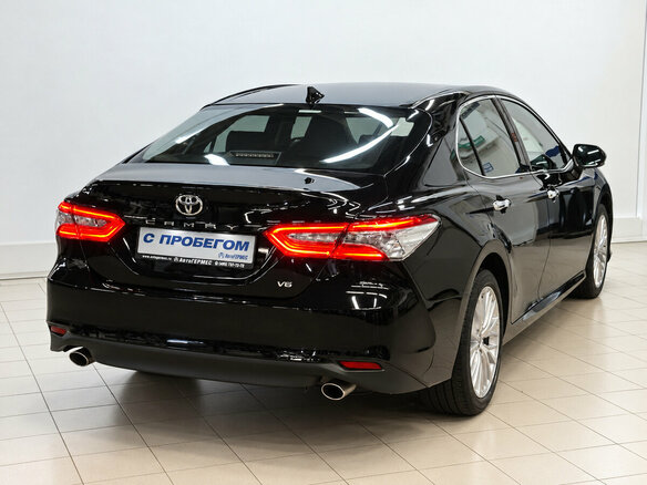 2021 Toyota Camry VIII (XV70), чёрный, 3560000 рублей - вид 3