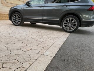 2020 Volkswagen Tiguan Allspace II, серый, 3700000 рублей, вид 4