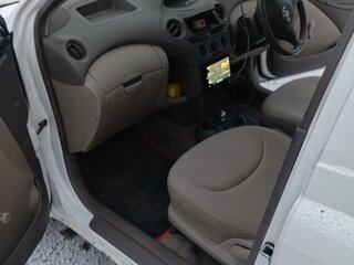 2004 Toyota Platz, белый, 350000 рублей, вид 4