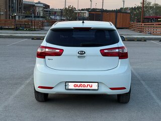 2014 Kia Rio 6-speed III, белый, 850000 рублей, вид 5
