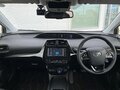 2022 Toyota Prius IV Рестайлинг (XW50), серебристый, 1700000 рублей - вид 5
