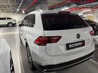 2022 Volkswagen Tiguan II Рестайлинг, серебристый, 2900000 рублей, вид 2