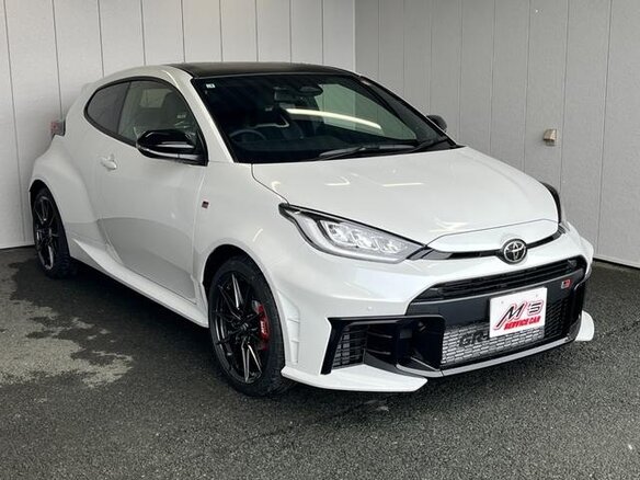 2026 Toyota Yaris IV Рестайлинг, белый, 5140000 рублей - вид 2