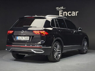 2021 Volkswagen Tiguan II Рестайлинг, чёрный, 3198000 рублей, вид 2
