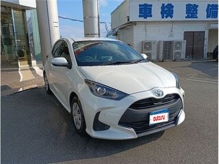 2022 Toyota Yaris IV, белый, 935000 рублей, вид 3