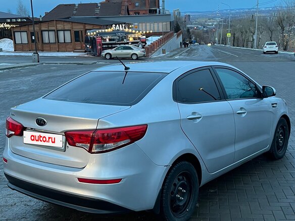 2015 Kia Rio III Рестайлинг, серебристый, 769000 рублей - вид 4