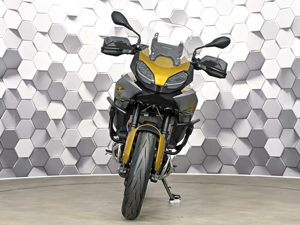 2020 BMW F 900 XR, золотистый, 999000 рублей - вид 4