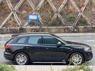 2022 Volkswagen Touareg III, чёрный, 5033167 рублей, вид 4