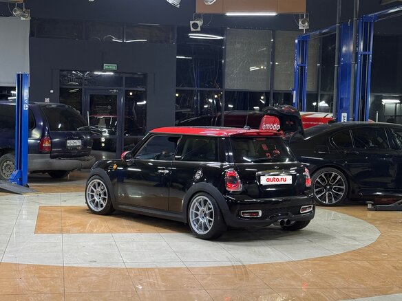 2010 Mini Hatch Cooper II (R56) Рестайлинг, чёрный, 950000 рублей - вид 1
