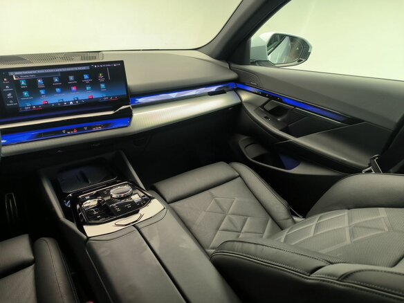 2025 BMW 5 серии 530i xDrive VIII (G60/G61/G68), серый, 8990000 рублей - вид 13