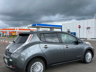 2014 Nissan Leaf I (ZE0/AZE0), серый, 775300 рублей, вид 2