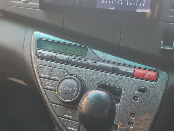 2010 Toyota ISis I Рестайлинг, белый - вид 13