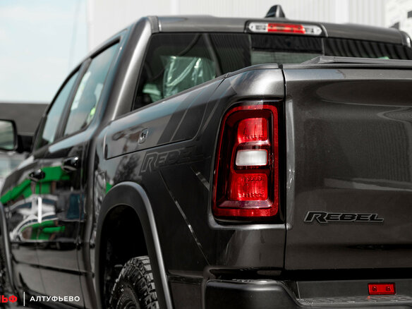 2025 Ram 1500 Crew Cab V Рестайлинг, чёрный - вид 13