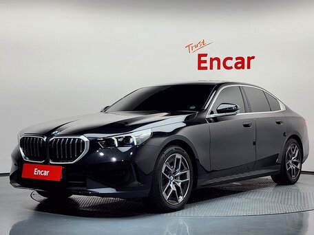 2025 BMW 5 серии 530i xDrive VIII (G60/G61/G68), чёрный, 7200000 рублей, вид 1