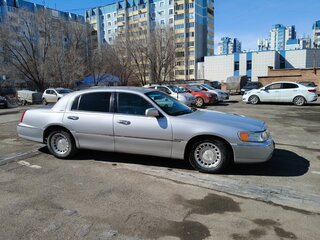 1999 Lincoln Town Car III, серебристый, 1500000 рублей, вид 4