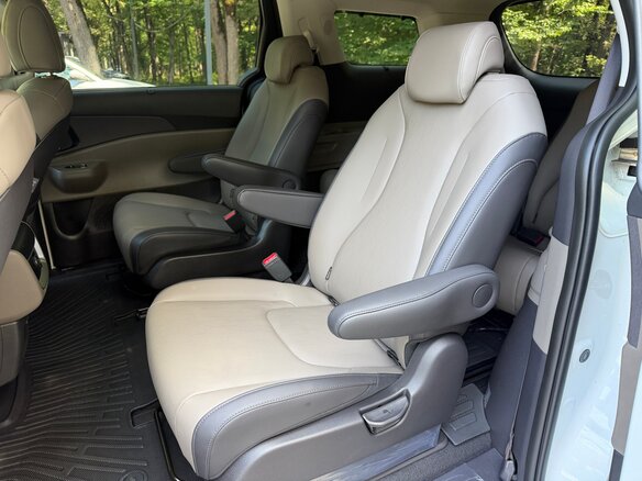 2025 Kia Carnival IV Рестайлинг, белый, 5800000 рублей - вид 25