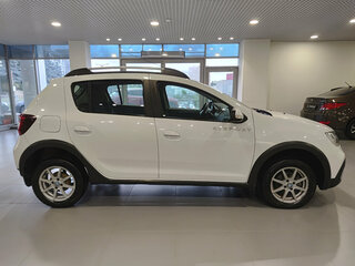 2020 Renault Sandero Stepway II Рестайлинг, белый, 1320000 рублей, вид 4