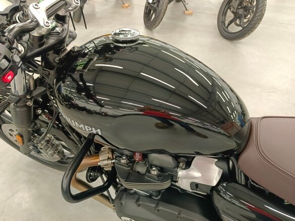2023 Triumph Speed Twin, чёрный, 960000 рублей - вид 17