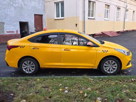 2019 Hyundai Solaris II, жёлтый, 771000 рублей, вид 4