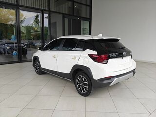 2022 Toyota Yaris L X XP150 Рестайлинг, белый, 1356666 рублей, вид 4