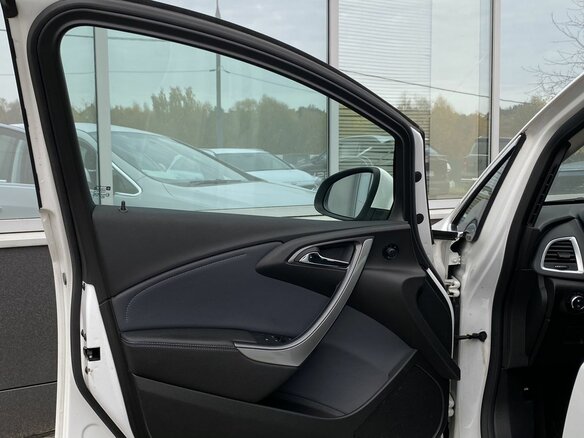 2013 Opel Astra J Рестайлинг, белый, 899000 рублей - вид 15