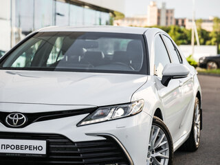 2021 Toyota Camry VIII (XV70) Рестайлинг, белый, 3255768 рублей, вид 2