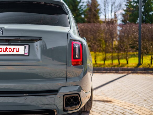 2025 Rolls-Royce Cullinan Black Badge I Рестайлинг (Series II), серый - вид 3