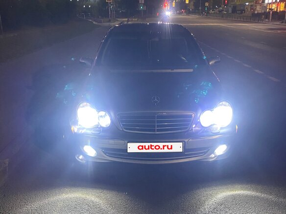 2004 Mercedes-Benz C-Класс 230 II (W203) Рестайлинг, серебристый, 800000 рублей - вид 3