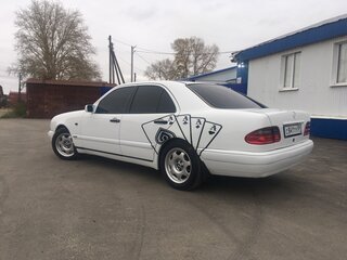 1997 Mercedes-Benz E-Класс 230 II (W210, S210), белый, 850000 рублей, вид 2