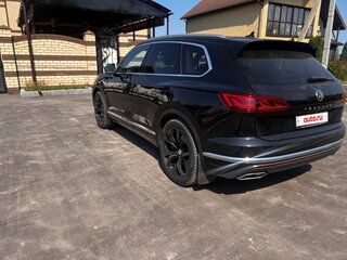 2020 Volkswagen Touareg III, чёрный, 4400000 рублей, вид 4