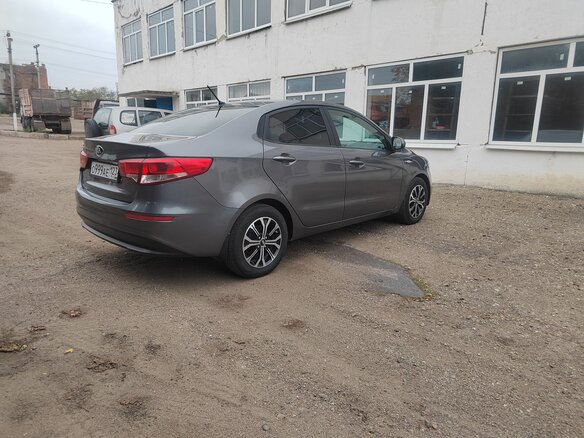 2016 Kia Rio III Рестайлинг, серый, 1200000 рублей - вид 4