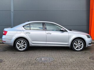 2017 Skoda Octavia III (A7) Рестайлинг, серебристый, 1799000 рублей, вид 3