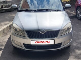 2014 Skoda Fabia II Рестайлинг, серебристый, 850000 рублей, вид 2