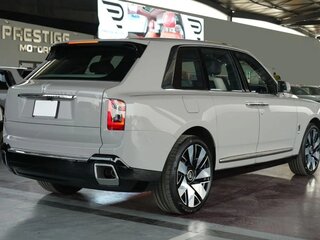 2026 Rolls-Royce Cullinan Black Badge I Рестайлинг (Series II), серый, 45911000 рублей, вид 4