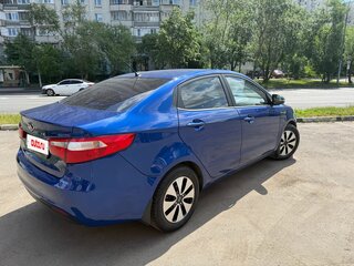 2013 Kia Rio 5-speed III, синий, 850000 рублей, вид 4