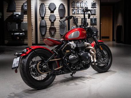 2022 Triumph Bonneville Bobber, красный, 1600000 рублей, вид 3