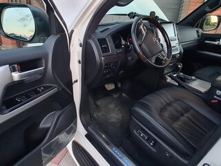 2019 Toyota Land Cruiser 200 Series Рестайлинг 2, белый, 10500000 рублей, вид 5