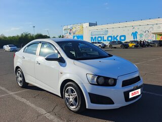 2013 Chevrolet Aveo II, белый, 700000 рублей, вид 2