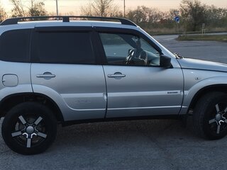 2011 Chevrolet Niva I Рестайлинг, серебристый, 800000 рублей, вид 3
