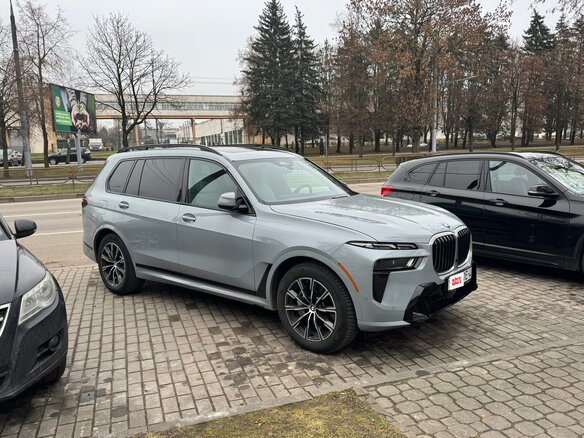 2022 BMW X7 40i I (G07) Рестайлинг, серый, 7120000 рублей - вид 1