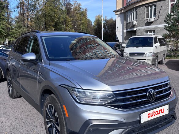 2021 Volkswagen Tiguan II Рестайлинг, серебристый, 3390000 рублей - вид 1
