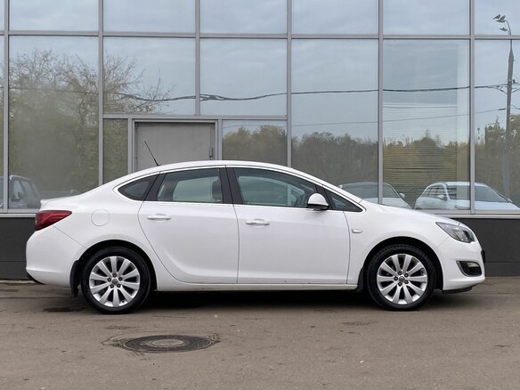 2013 Opel Astra J Рестайлинг, белый, 899000 рублей - вид 3