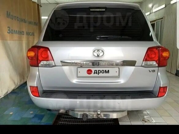 2015 Toyota Land Cruiser 200 Series Рестайлинг 1, серебристый, 6000000 рублей - вид 2