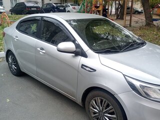 2016 Kia Rio III Рестайлинг, серебристый, 600000 рублей, вид 3