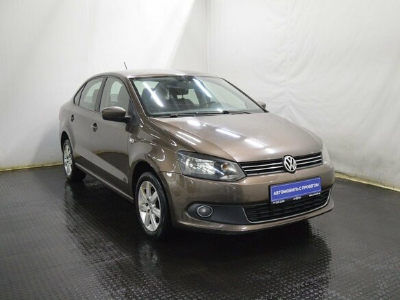 2015 Volkswagen Polo V, коричневый - вид 2