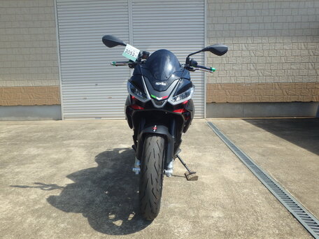 2022 Aprilia Tuono 660, чёрный, 1050000 рублей, вид 4
