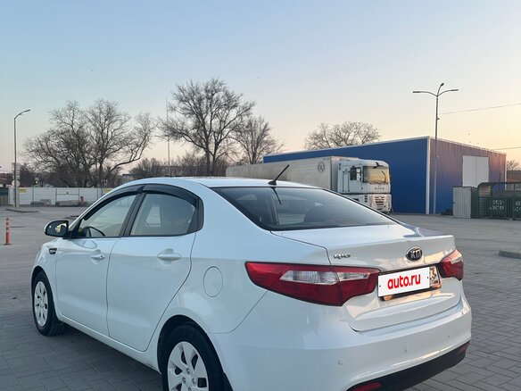 2013 Kia Rio 4-speed III, белый, 780000 рублей - вид 8